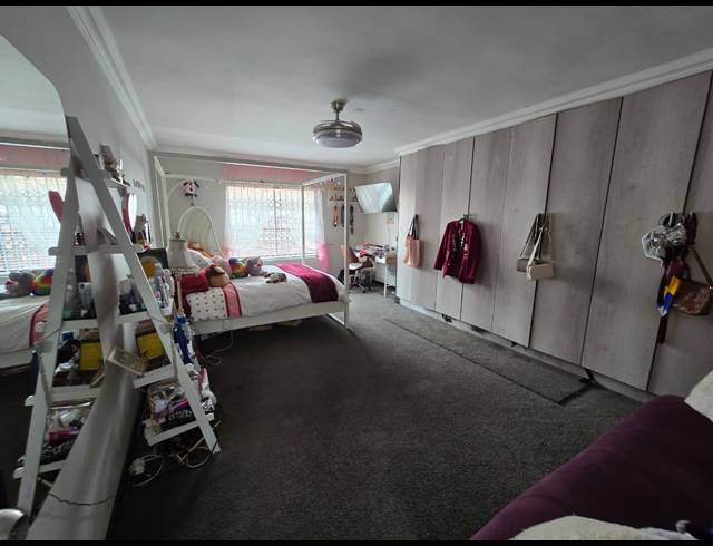 4 BEDROOM FREESTANDING FOR SALE IN PETERSFIELD